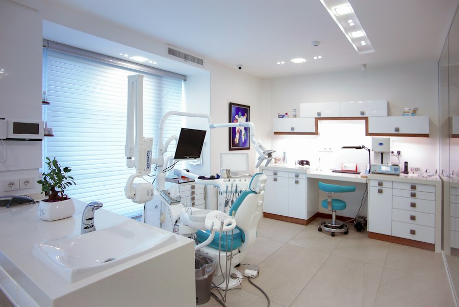 Clear Invisalign aligner trays showing precision tooth movement – Orthoworx Sydney results